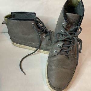 Clae casual trainer-style chukkas. Men’s 8 1/2 us